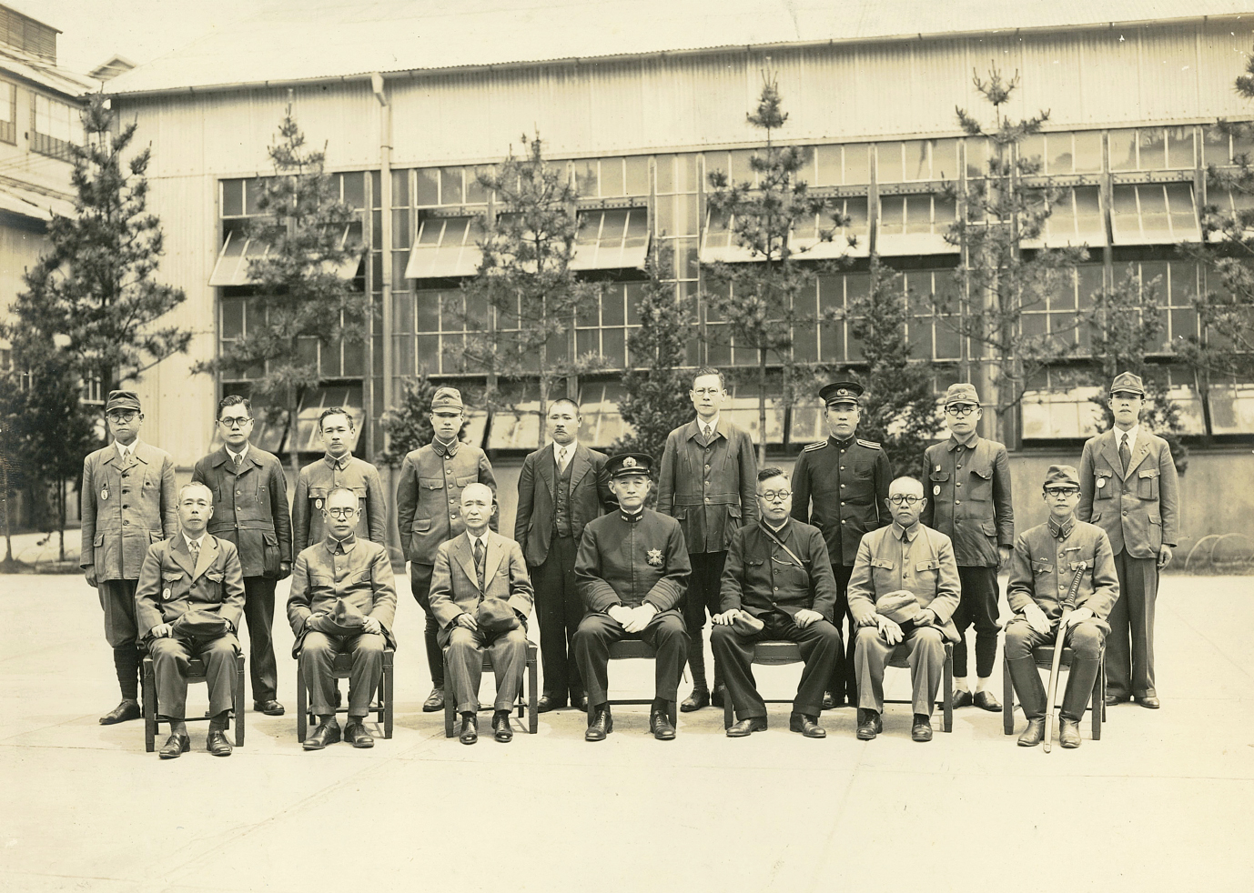 http://www.suzukishoten-museum.com/blog/images/koujyounigunnkannkeisyagaotozureta.jpg