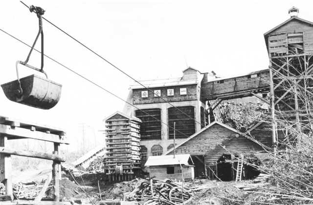 羽幌炭鉱 羽幌運搬立坑送炭機 1965年 工場記念皿 陶器製 羽幌炭鉱 羽幌運搬立坑送炭機 1965年 工場記念皿 陶器製 羽幌